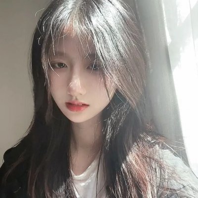 随盲柳入眠的女人